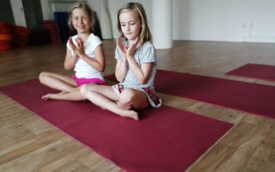 Kinderyoga, Krabbelgruppe und Babymassage