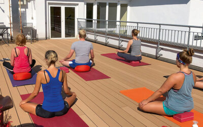 Yoga lernen: Auf einer Dachterasse in Köln