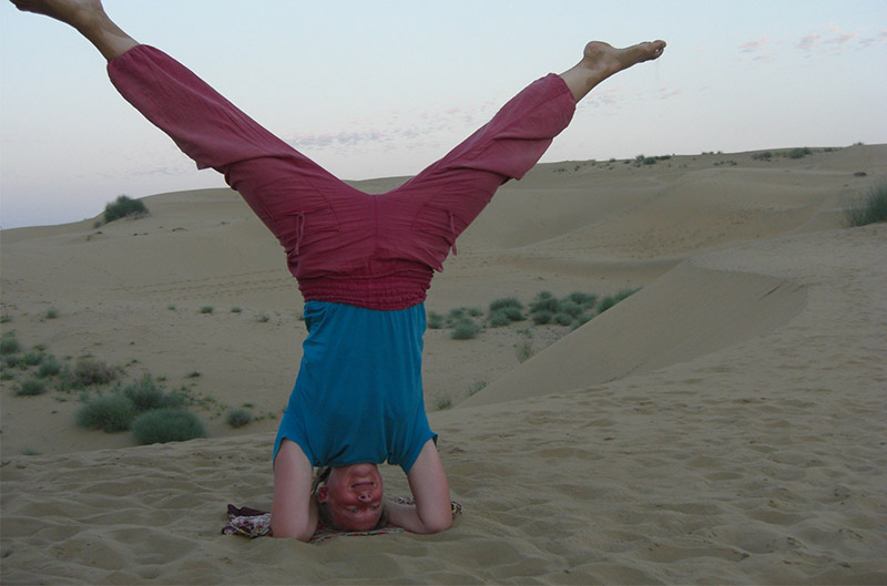 Kyra-im-handstand